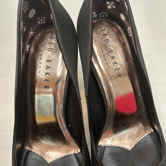 TED BAKER- Brayden Brooch Detail Courts Heels (NWOT) US Size 5.5 EU Size 35 - Picture 7 of 11